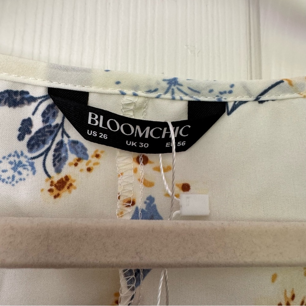 BloomChic Cream V-neck Blouse with Tulip Sleeves Never Worn - Picture 3 of 3